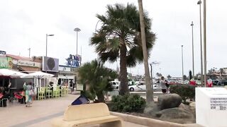 PLAYA DEL INGLES. TOURISTS Leave ANEXO II And The BEACH BECAUSE Of The RAIN. April 03, 2022.