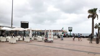 PLAYA DEL INGLES. TOURISTS Leave ANEXO II And The BEACH BECAUSE Of The RAIN. April 03, 2022.