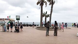 PLAYA DEL INGLES. TOURISTS Leave ANEXO II And The BEACH BECAUSE Of The RAIN. April 03, 2022.